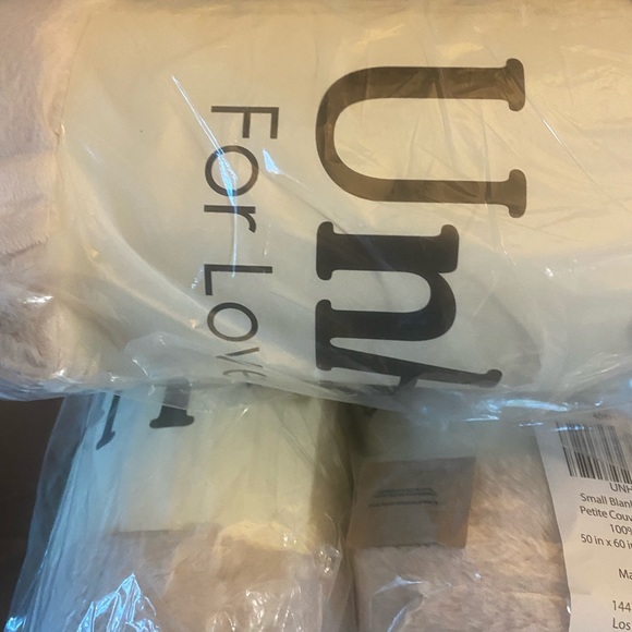 BNIB Cream UnHide Blanket - Picture 1 of 1